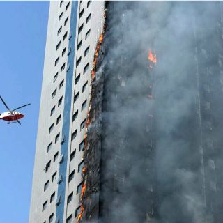 Incendio consume rascacielos en Emiratos Árabes Unidos