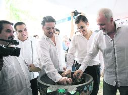 De manera simbólica se colocó un molcajete como primera piedra de la Escuela de Gastronomía de la UdeG con sede en Puerto Vallarta. ESPECIAL /