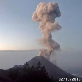 Volcán El Colima emite fumarola de 1.8 kilómetros con ceniza