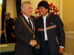 Legisladores bolivianos rindieron homenaje al presidente austriaco, Heinz Fischer; Morales lo distinguió con el 'Cóndor de los Andes'. EFE / M. Alipaz