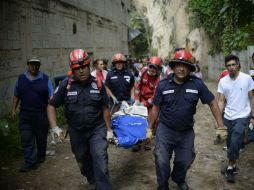 Bomberos, policías y voluntarios se encuentran buscando y rescatando a las víctimas. AFP / J. Ordoñez