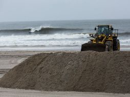 EU espera que ''Joaquín'' llegue a su territorio debilitado y se desvíe al Atlántico; Long Beach se prepara para su llegada. AFP / A. Burton