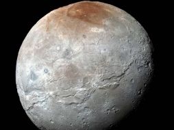 El satélite posee un paisaje de montañas, cañones, deslizamientos de tierra y diferentes colores en su superficie. AP / NASA