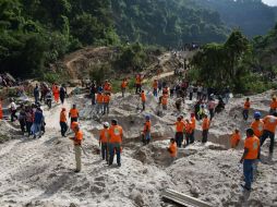 El ministro de Defensa asegura que las labores de rescate, donde trabajan 616 personas, continuarán las 24 horas del día. AFP / J. Ordonez