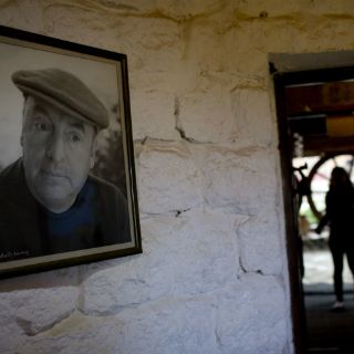 Estudiarán ADN de bacteria en huesos de Neruda