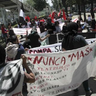 Marcha del 2 de octubre llega al Zócalo capitalino