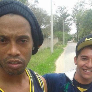 Ronaldinho sale ileso tras accidente automovilístico