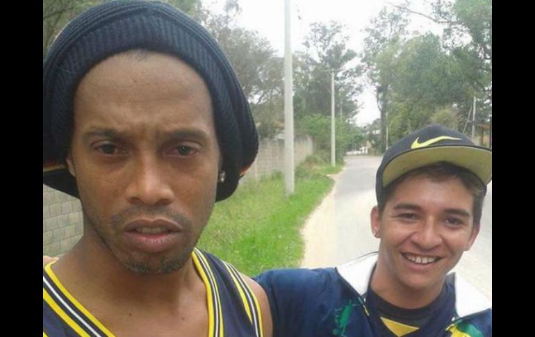 Las personas que lo reconocieron no dudaron en tomarse una 'selfie' con él. ESPECIAL / www.scoopnest.com