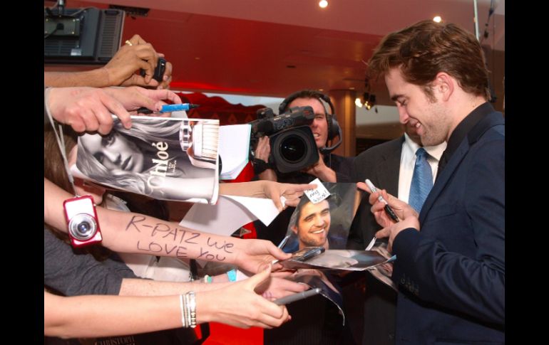 Fue recibido por un grupo de incondicionales que esperaron pacientemente hasta tomarse una fotografía con él. AFP / ARCHIVO