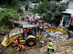 Policías, soldados, bomberos y vecinos persisten removiendo tierra con palas y maquinaria. EFE / E. Biba