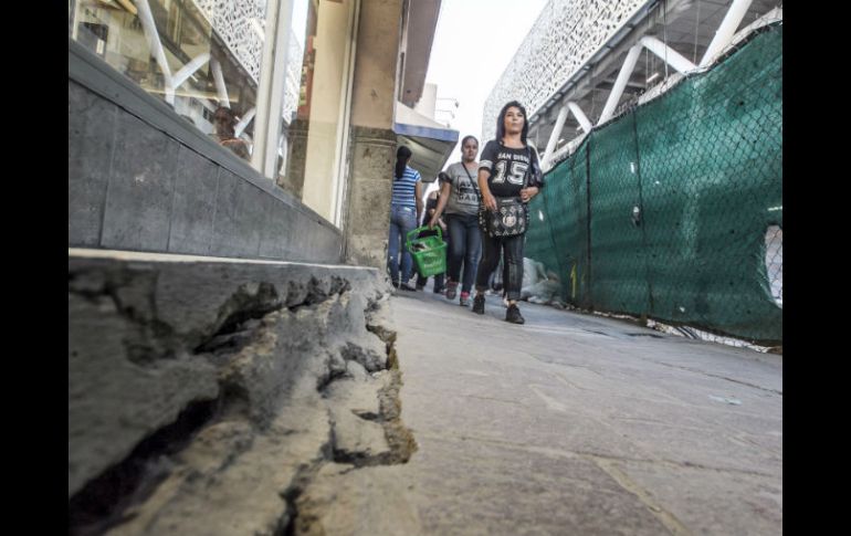 Las banquetas de los alrededores del Mercado Corona han sufrido evidentes daños. EL INFORMADOR / R. Tamayo