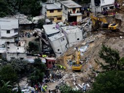 El derrumbe fue propiciado por las fuertes lluvia; hasta ahora se cuentan 55 muertos y 350 desaparecidos. EFE / E. Biba