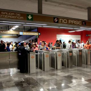 Arrancan parte de la oreja a policía del Metro