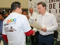 En el acto, el mandatario otorgó también a los ex reos un apoyo económico para que retornen con sus familias. ESPECIAL / icosochiapas.gob.mx