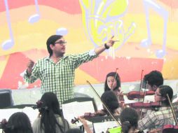 Música, maestro. El gran Pepe Toño Herrera dando instrucciones en uno de los ensayos de los sábados. EL INFORMADOR / P. Fernández Somellera