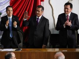 Jaime Rodríguez (centro) estuvo acompañado por Miguel Ángel Osorio Chong (der). TWITTER / JaimeRdzNL