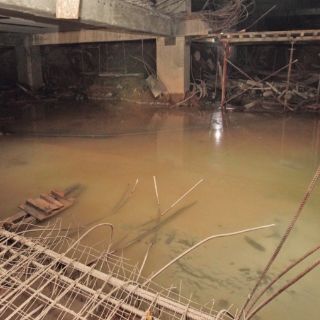 Lidian con agua en el Mercado Corona