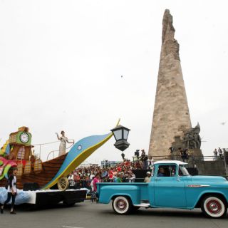 Desfile de las Fiestas de Octubre toma Avenida Chapultepec
