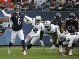 Cutler (6) llevó a Chicago (1-3) desde su yarda 20 a la 32 de Oakland. AP / N. Huh