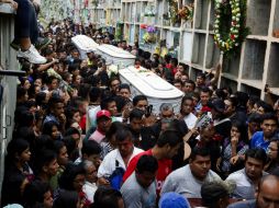 Familiares enterraron a algunos de las víctimas del deslave. EFE / E. Biba