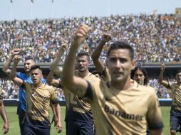 Jugadores de Pumas celebran con su afición. MEXSPORT / B. Maldonado