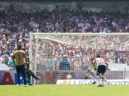 Eduardo Herrera, de Pumas, ejecuta el penalti para darle la victoria a la UNAM ante el lanzamiento del portero Antonio Rodríguez. MEXSPORT / B. Maldonado