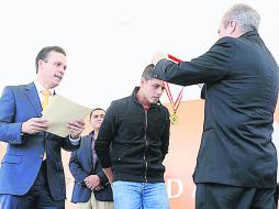 “Chicharito”. Javier Hernández es uno de los deportistas que han recibido una de las presea hechas por  Medallas y Monedas Romero. ESPECIAL /