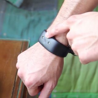 Mexicano crea pulsera para servicio de débiles visuales