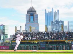 DE VUELTA ENTERA. El venezolano Pedro Álvarez recorre las bases luego de sacar la pelota del campo, en la victoria de los Piratas. AP / K. Srakocic