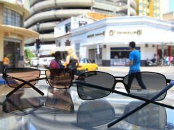 Las personas deben utilizar lentes fotosensibles que les garanticen una protección segura en exteriores e interiores. EL INFORMADOR / ARCHIVO