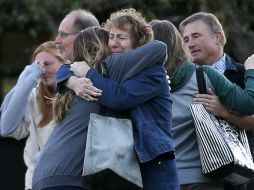 Este lunes, estudiantes del colegio se abrazaron y lloraron al regresar al centro universitario por primera vez desde el tiroteo. AP / J. Locher