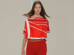 En su segundo desfile para la casa Hermès, irrumpen azules, rojos y naranjas, realzados por accesorios. AP / T. Camus