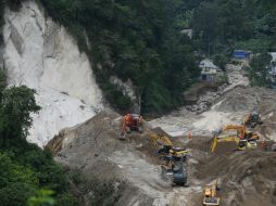 Las autoridades reanudaron este mediodía del lunes las excavaciones en búsqueda de los desaparecidos. AP / M. Castillo