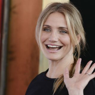 Cameron Diaz sufre caída al huir de la prensa