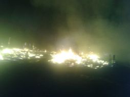 Las llamas alcanzaron hasta los 10 metros de altura; bomberos controlaron el incendio hacia las 03:00 horas. ESPECIAL /