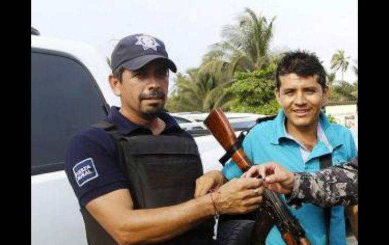 Cemeí Verdía Zepeda (d) estaba acusado del delito de robo calificado en agravio del Ayuntamiento de Aquila, Michoacán. TWITTER / @ValorMichoacan