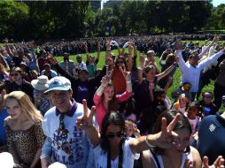 Los participantestrataron de establecer un récord mundial para el mayor grupo de personas formando un signo de paz. AFP / T. Clary