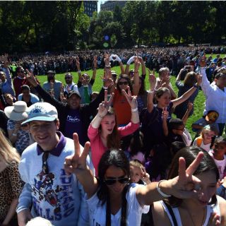 Dos mil personas forman signo de paz en honor a John Lennon