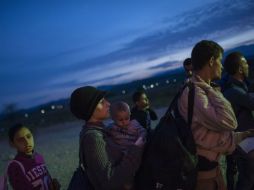 Medios locales informaron que entre el lunes y el martes han sido rescatadas más de dos mil personas frente a las costas de Libia. AFP / R. Atanasovski