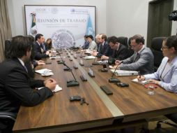 El Alto Comisionado arribó a las instalaciones de la Segob, donde tuvieron una mesa de trabajo con varios funcionarios. TWITTER / @osoriochong