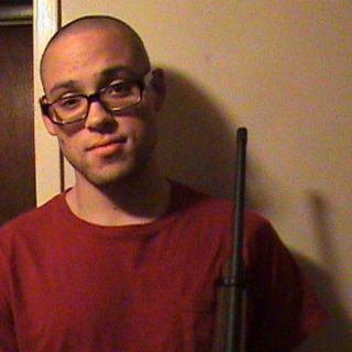 Madre de autor de tiroteo en Oregon sabía de su fascinación con armas