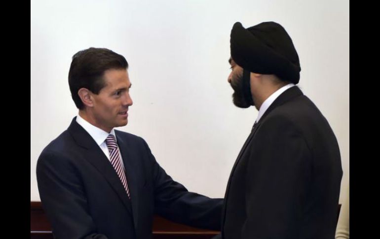 El Mandatario y el presidente ejecuivo de MasterCard, Ajay Banga, analizan el entorno económico global este martes. TWITTER / @PresidenciaMX