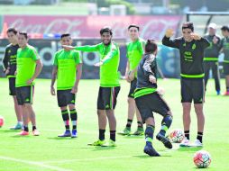 En la práctica de ayer los jugadores tuvieron tiempo para las bromas. Aquí, Raúl Jiménez saluda a Jonathan dos Santos. MEXSPORT /
