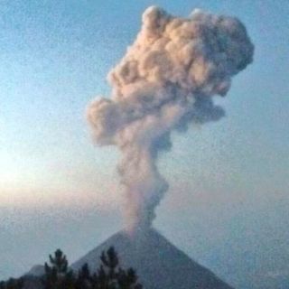 Volcán El Colima emite exhalación de dos kilómetros de altura