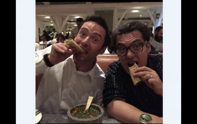 Jackman y el director Joe Wright posan juntos en una foto en la que se les observa degustando de unos tacos. SUN / Especial