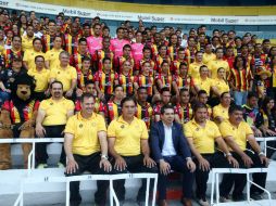 La foto oficial tuvo como fondo las gradas del Estadio Jalisco. EL INFORMADOR / M. Vargas
