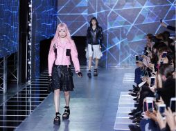 Cabelleras rosas, orejas y pestañas maquilladas añaden un efecto futurista. AP / F. Mori