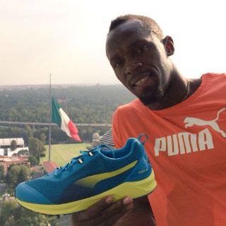 Bolt juega al fut con Benedetto en el DF