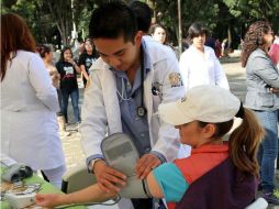Los dolores agudos en el pecho, son uno de los síntomas más comunes que avisan probables problemas con el corazón. NTX / ARCHIVO