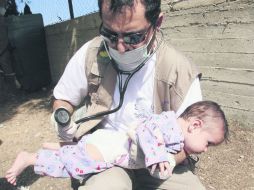 Un médico atiende a una menor en un campo de refugiados en Grecia. EFE /